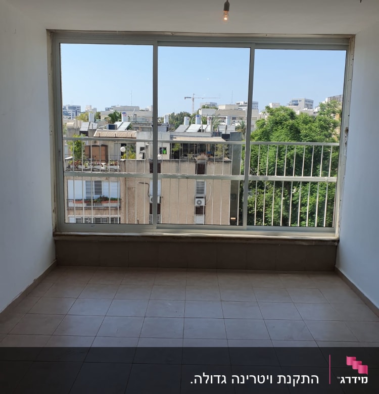 חלון אלומיניום גדול עם נוף עירוני